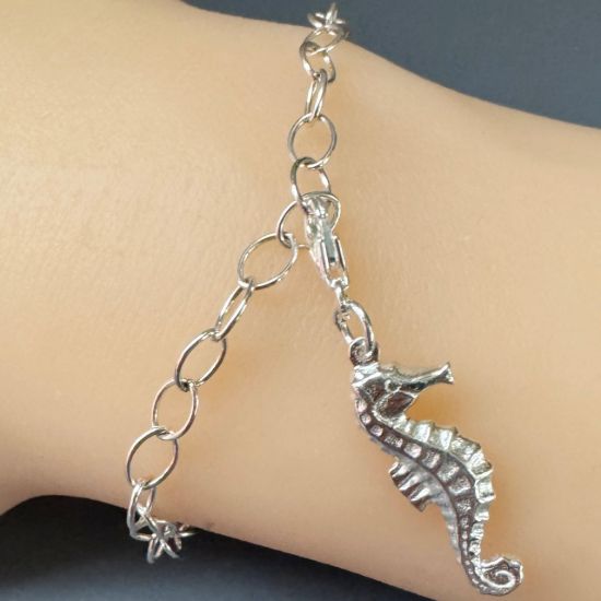 Wholesale 925 Sterling Silver Detailed Seahorse Charm With Clasp